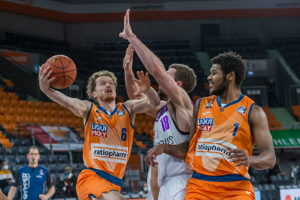 位球防守的 位球防守的